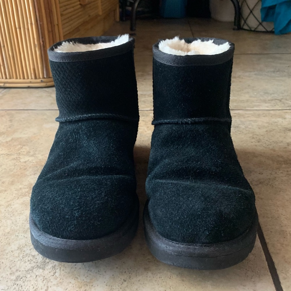 UGG Classic Mini Boot II in Black - size 7